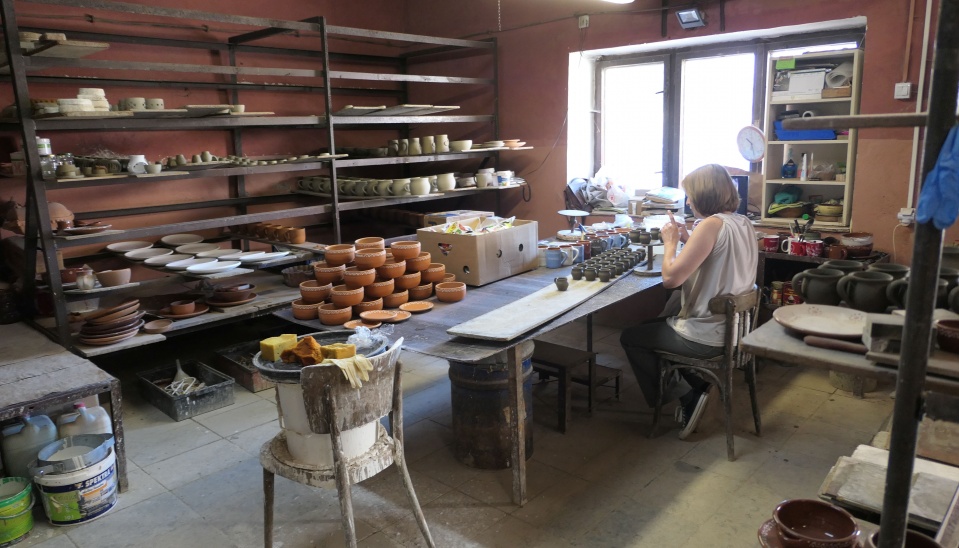 Výrobná hrnčiarska manufaktúra dnes zamestnáva profesionálnych hrnčiarov a maliarov dekoru v Trstenej