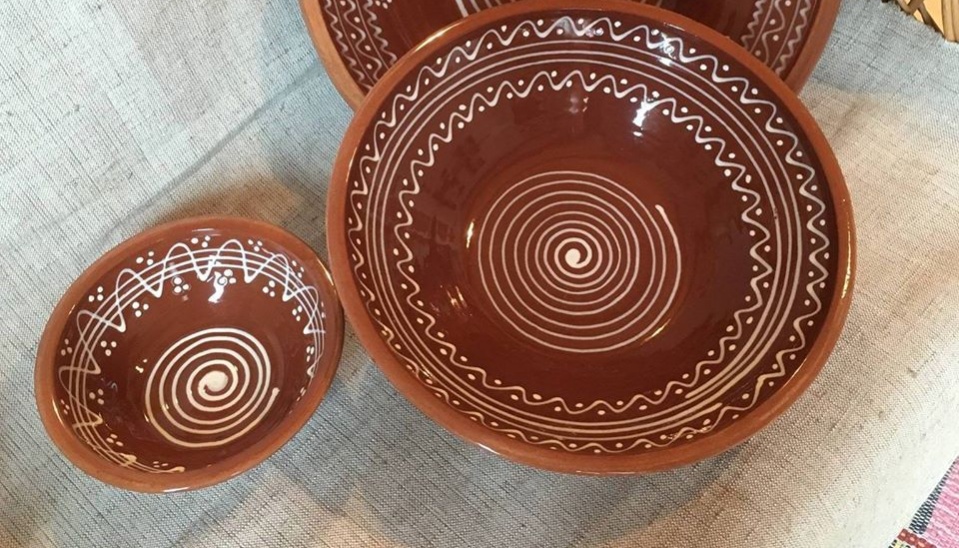 Pôvodné vzory trstenskej keramiky vyrábané v súčasnosti, vystavené v podnikovej predajni v Trstenej