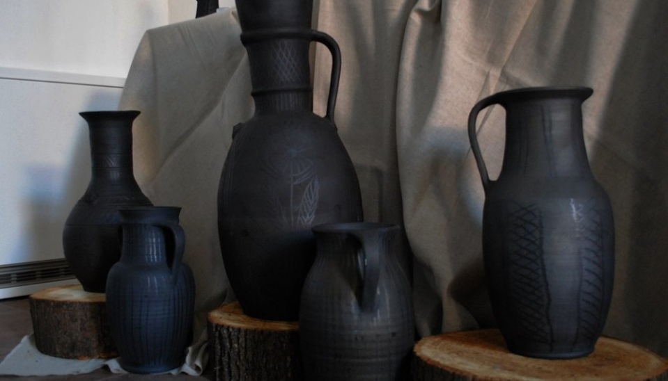 Zadymovaná keramika od majstra Tomáša Mihoka z Kurimy