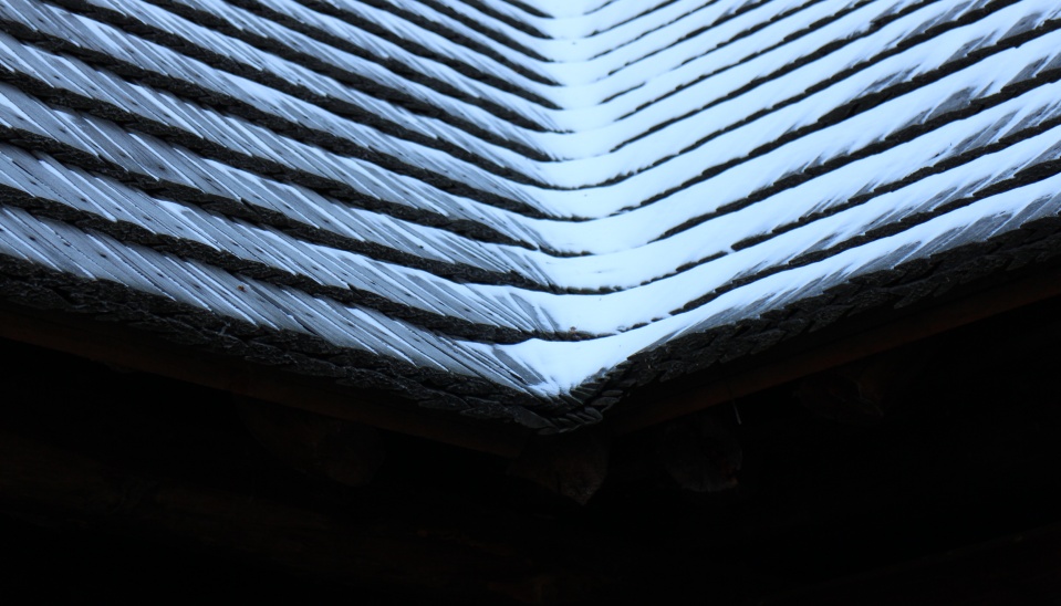 2. Detail úžľabia na šindľovej streche. Svidník