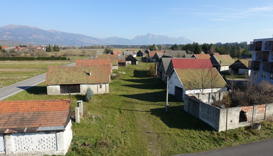 Severná časť urbanistického súboru hospodárskach objektov – stodôl, priehľad na Kriváň 