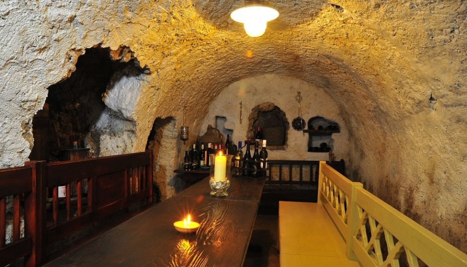 Pôvodná stredoveká pivnica slúži na degustácie vín, miesto je tu pre 10 osôb, foto: Bencovje Grunt