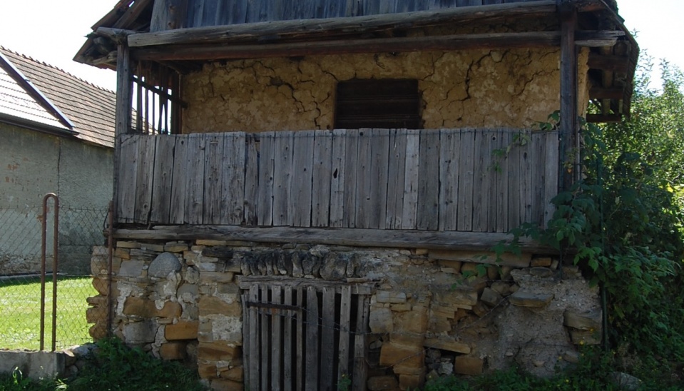 Drevená dnes už neexistujúca sýpka s verandou, Galovany, foto: A. Nemcová