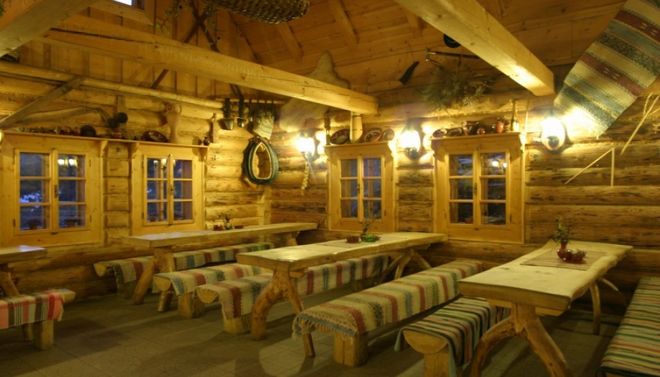 Koliba Josu – interiéru reštaurácie dominuje masívne drevo a je plný ľudových remeselných artefaktov, foto: http://www.kolibajosu.sk/sk/