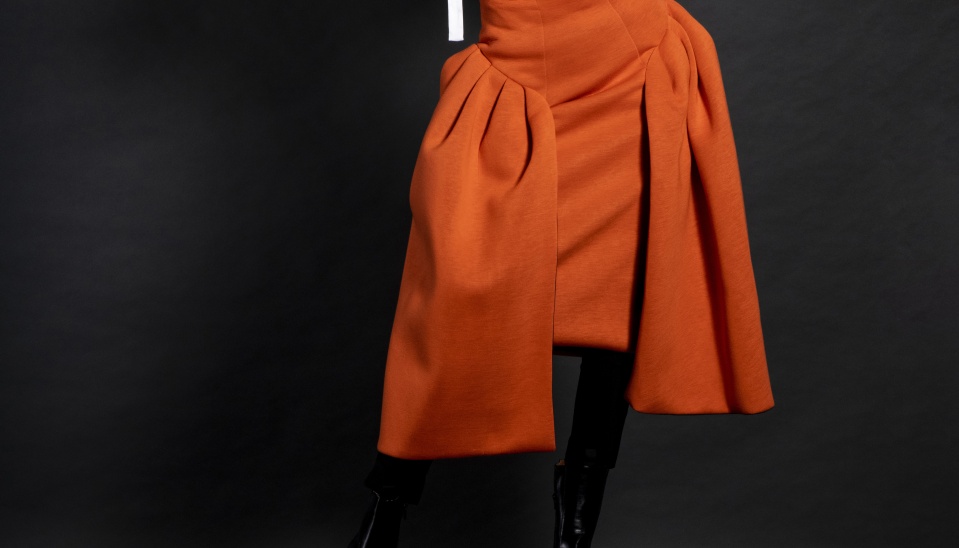 šaty bez ramienok s nízko posadenou nariasenou suknicou zvýrazňujúcou ženské boky, inšpiroavané stupavským ženským krojom, oto: Monika Laurincová