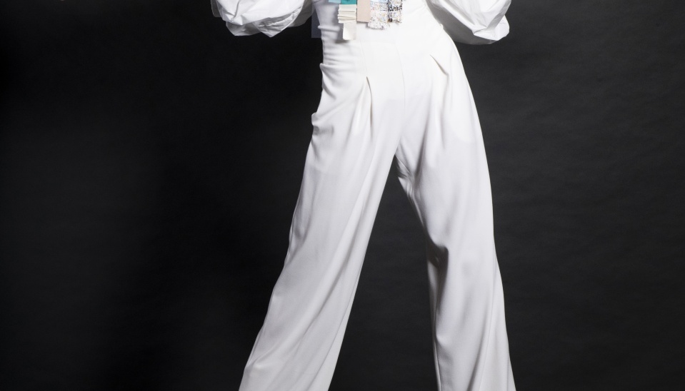 Živôtik s plisovanými rukávacmi, doplnené širokými bieleymi nohavicami, foto: Monika Laurincová