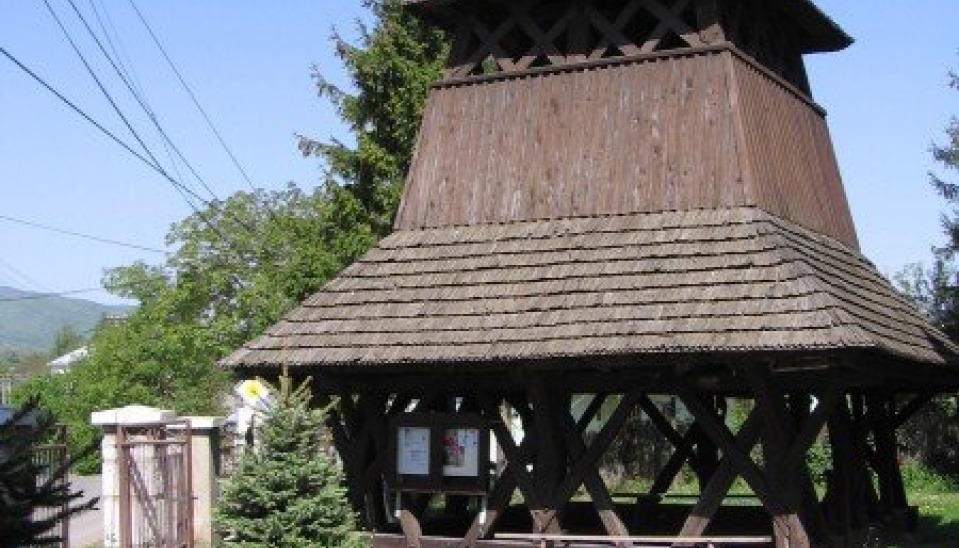 Neskororenesančná zvonica v obci Malé Ozorovce z roku 1619, zachovaná dodnes, zdroj: http://www.slanskevrchy.sk/Podhorie/MaleOzorovce/MaleOzorovce.html