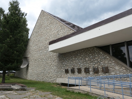 Obr. 1 Budova múzea TANApu odkazuje svojim tvarom a použitým materiálom na tatranské génius lóci 