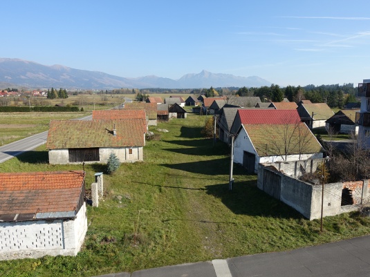 Severná časť urbanistického súboru hospodárskach objektov – stodôl, priehľad na Kriváň 